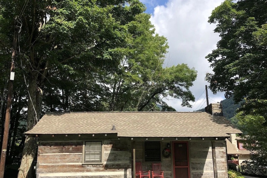 Cabin 4 at Pioneer Village